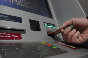 Los fraudes más comunes en México: clonación de tarjetas y esquema piramidal