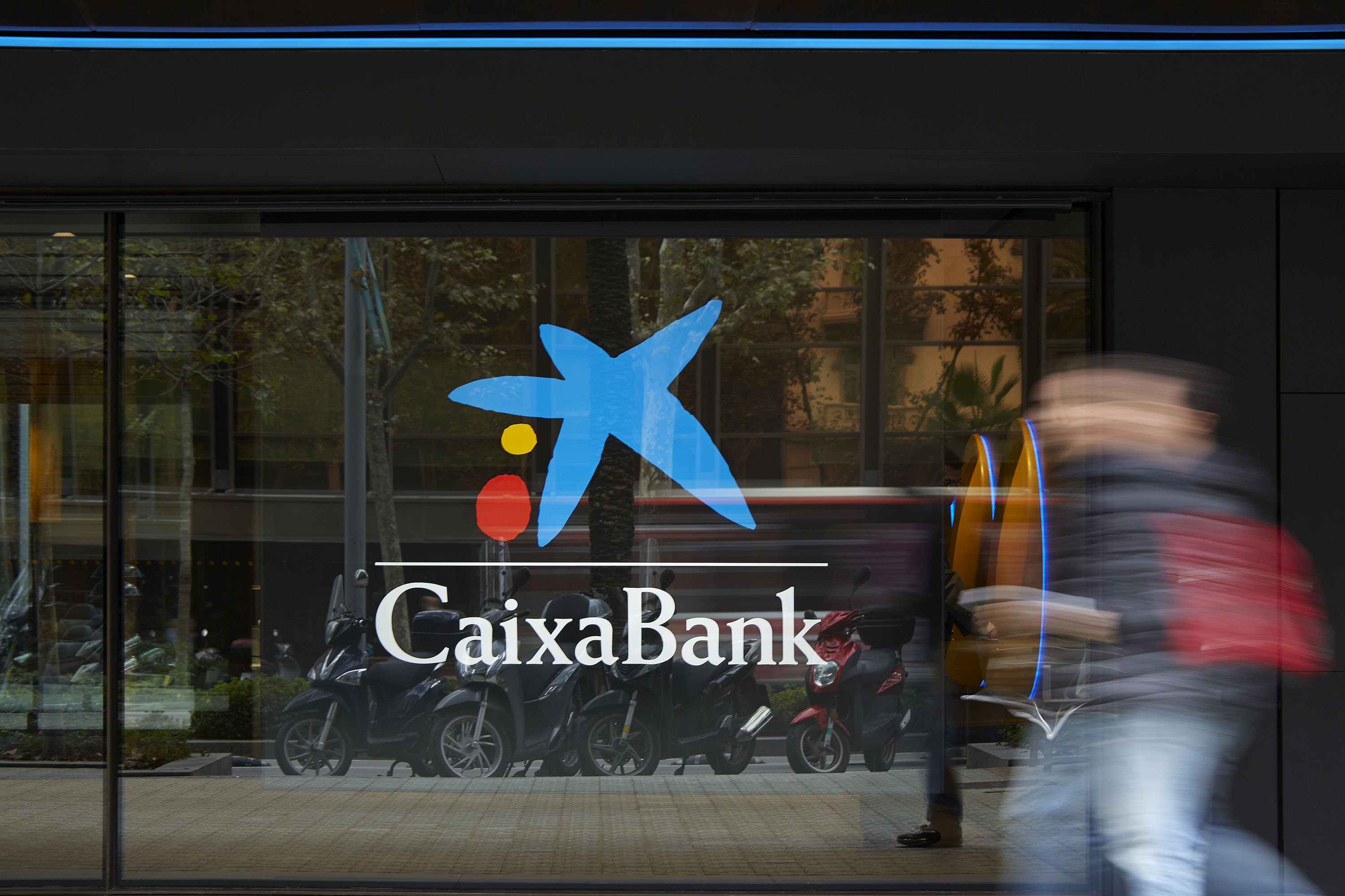 Aprende más sobre las Comisiones y Beneficios de la Tarjeta de Crédito CaixaBank
