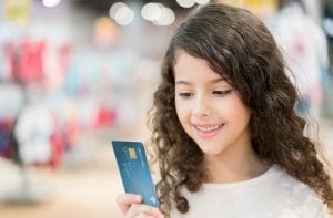 ¿Cómo Puedo Obtener una Tarjeta de Crédito si soy Menor de Edad?