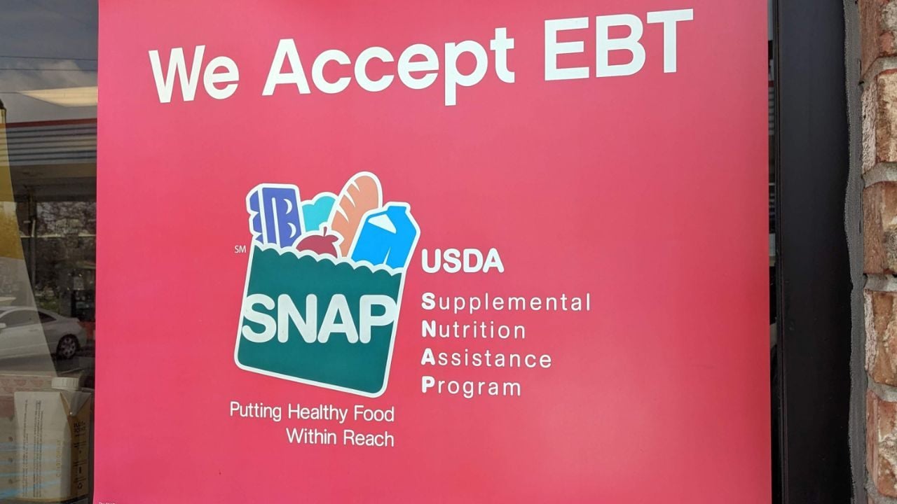 ¿Se han suspendido tus beneficios de SNAP? Descubre cómo protegerlos antes de que sea demasiado tarde.