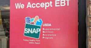 ¿Se han suspendido tus beneficios de SNAP? Descubre cómo protegerlos antes de que sea demasiado tarde.